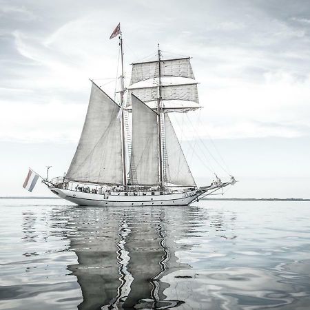 Segelschiff J.R. Tolkien Hotel Hamburg-Harburg Buitenkant foto