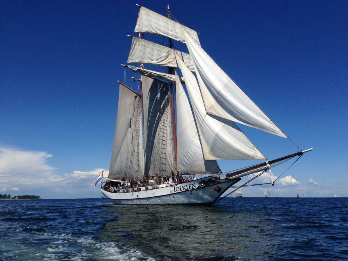Segelschiff J.R. Tolkien Hotel Hamburg-Harburg Buitenkant foto